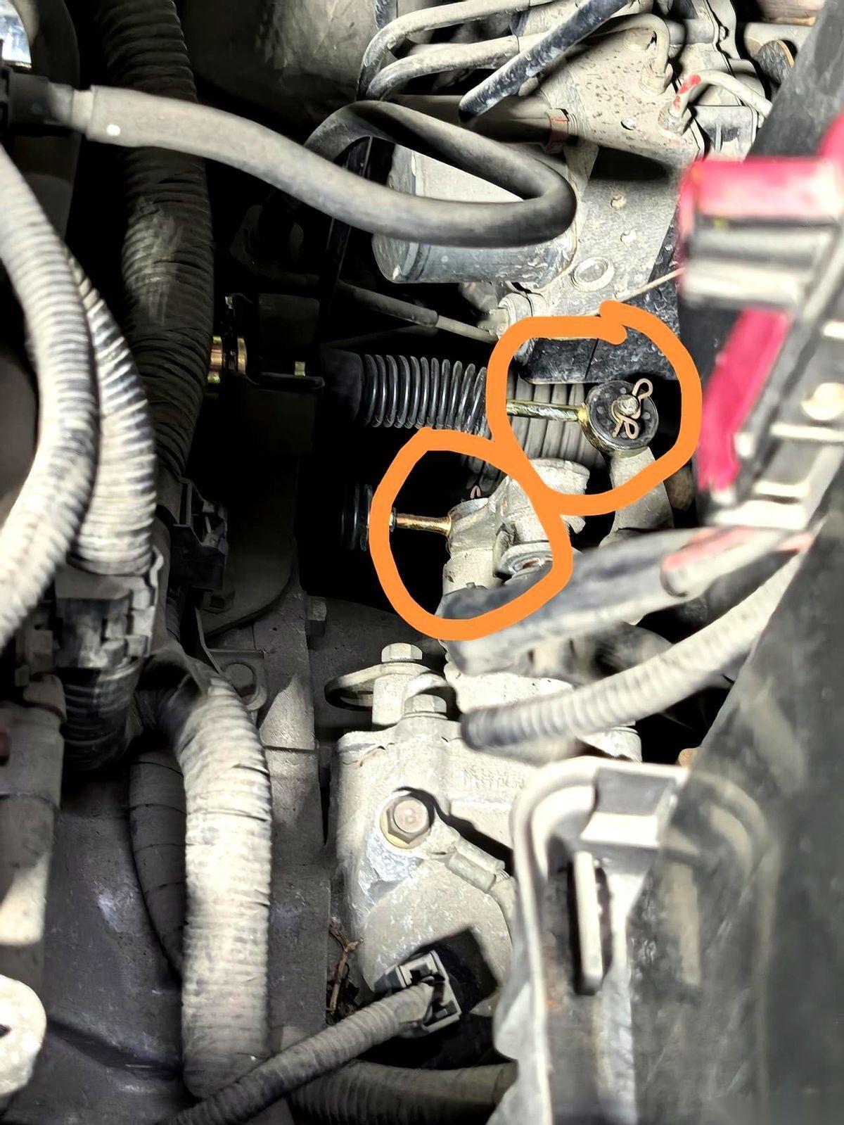 挂了倒档，车却往前冲。
我当时就懵了，脑子里一片空白，第一反应是：这车开了十年，