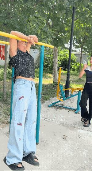 你回家找她娘去，她娘看到了你这尿湿的裤子，也可能只会哈哈笑笑而已，难道还能动手打