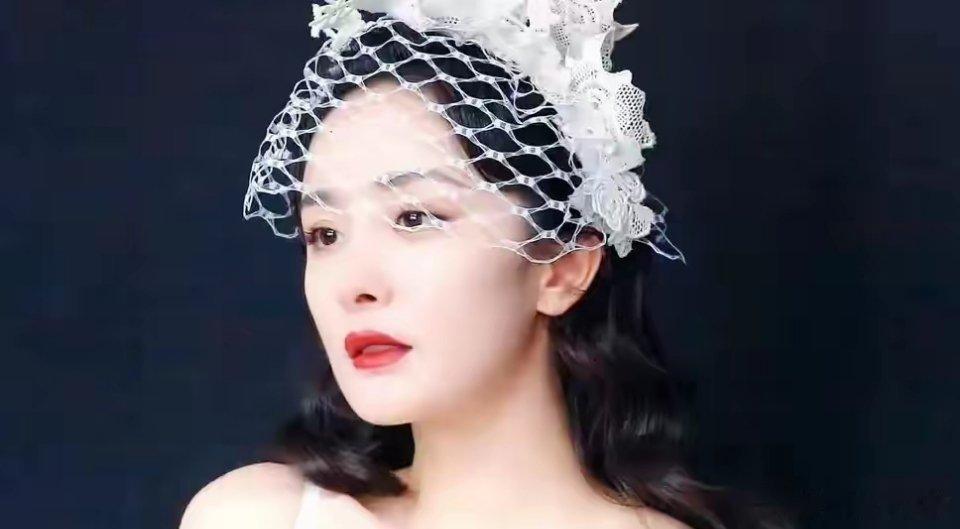 美貌会说话，杨镁大概能让镜子羞红脸。瞧这姐穿着月光织就的礼服，皮肤白得能照亮后台