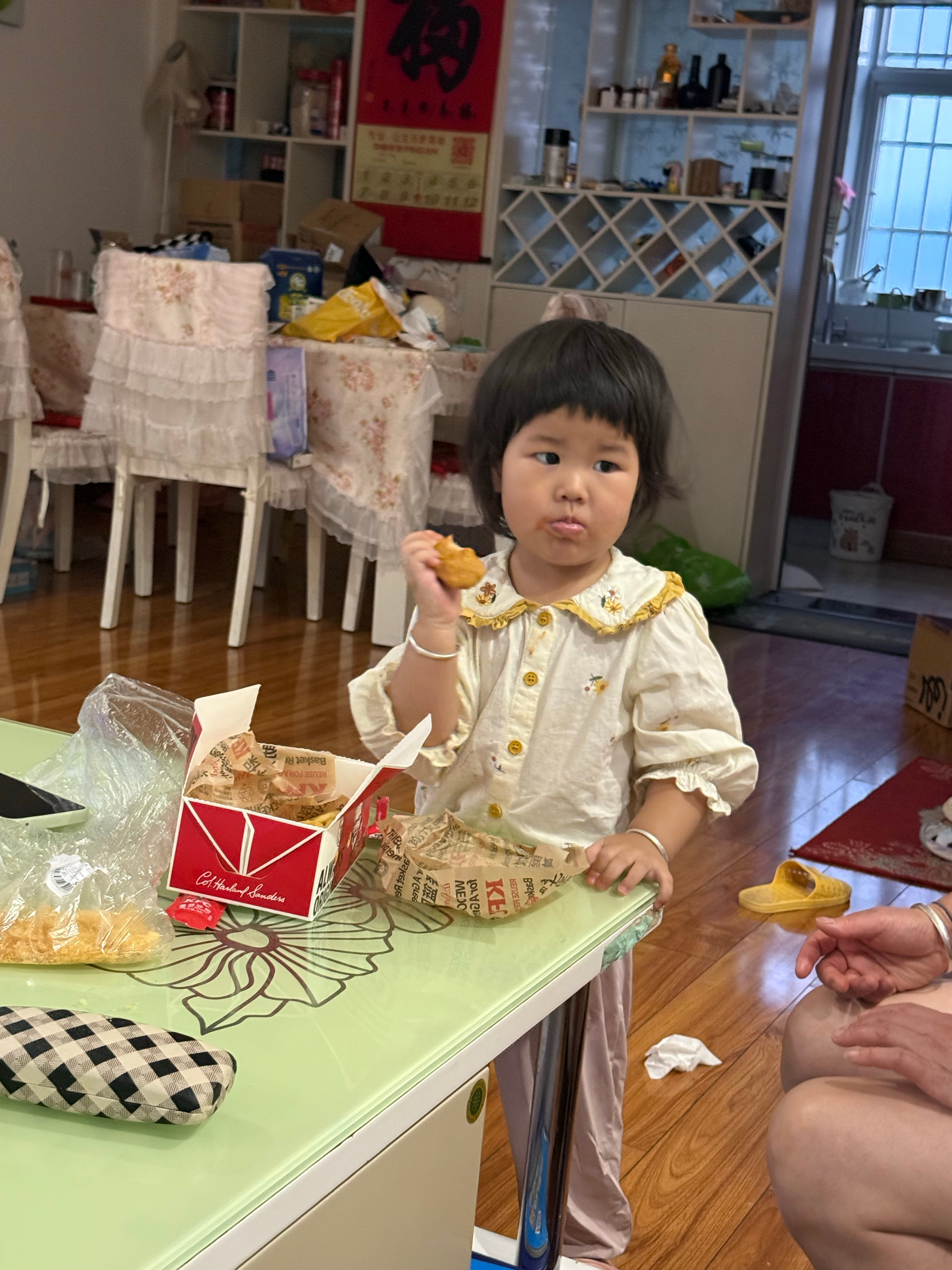 果果一家去吃肯德基了，本来说去吃烤鱼，但是柱发烧了就没去，等他好了再去。果果吃完