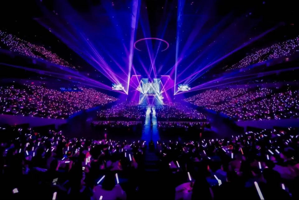 抽4个人去看演唱会！酒店+机票+演唱会门票全包！不要的可折现6000元！想干嘛干