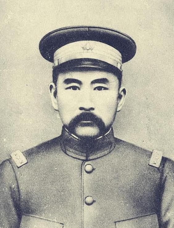 1917年6月30日，张勋传令给驻扎天坛的辫子军，转天一早要挂出龙旗，下属苏锡麟