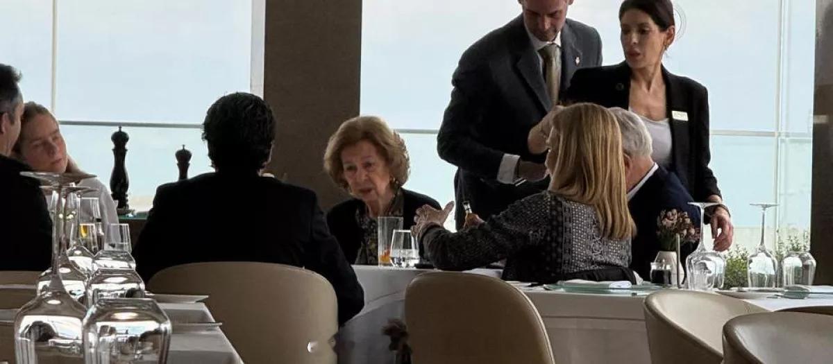 分享一则来自el debate的消息~1月20日，费莱一家四口分别从雅典回国，莱