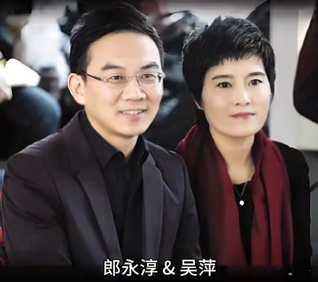 荧幕上妙语连珠、光彩熠熠的名嘴，私下都有着温柔相守的枕边人。郎永淳与吴萍风雨同舟