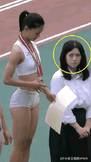 站在旁边的这个女孩，她脸上的表情折射了她内心的反应，和站在领奖台上的这女孩相比较