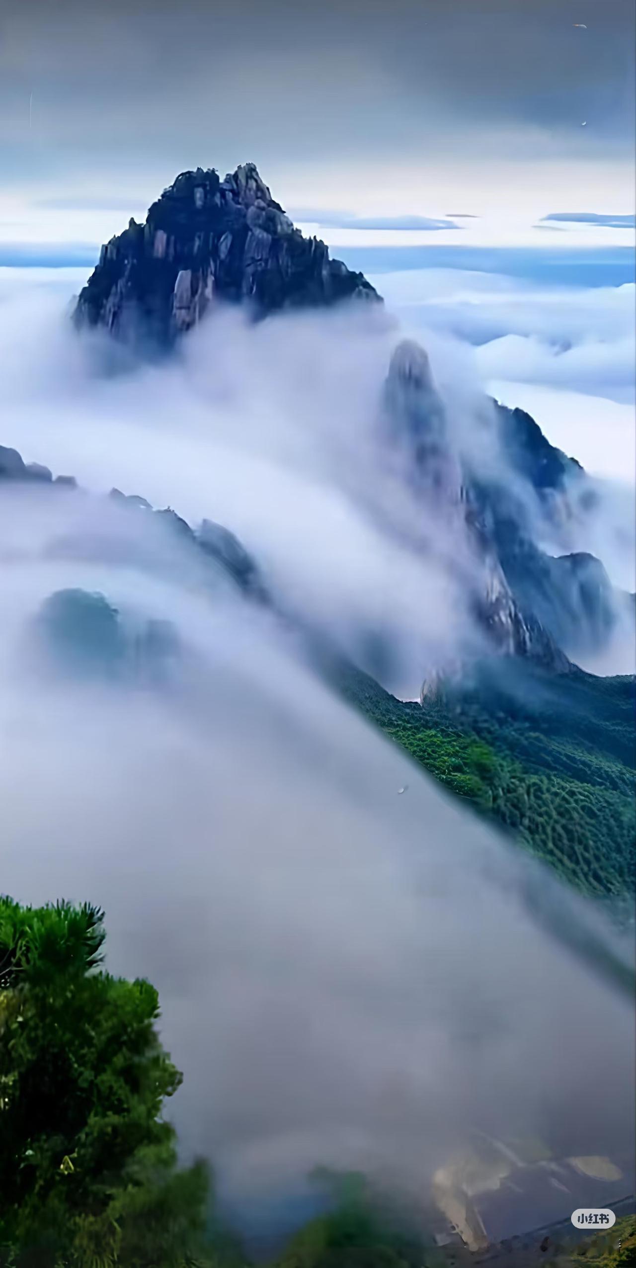 这上联“云云雾雾云雾难开”和下联“风风雨雨风雨无常”对得挺妙啊！上联里“云云雾雾