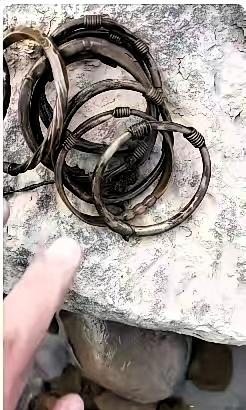 广东，一男子到野外河边钓鱼，下竿没多久就感觉鱼线有拉扯，以为是大鱼，用力一拉，后