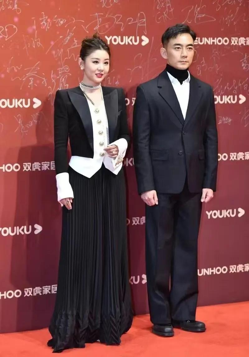 李小萌旁边站的那位型男是谁啊？可比她老公帅多了，两人看起来挺登对，王雷看了会不会