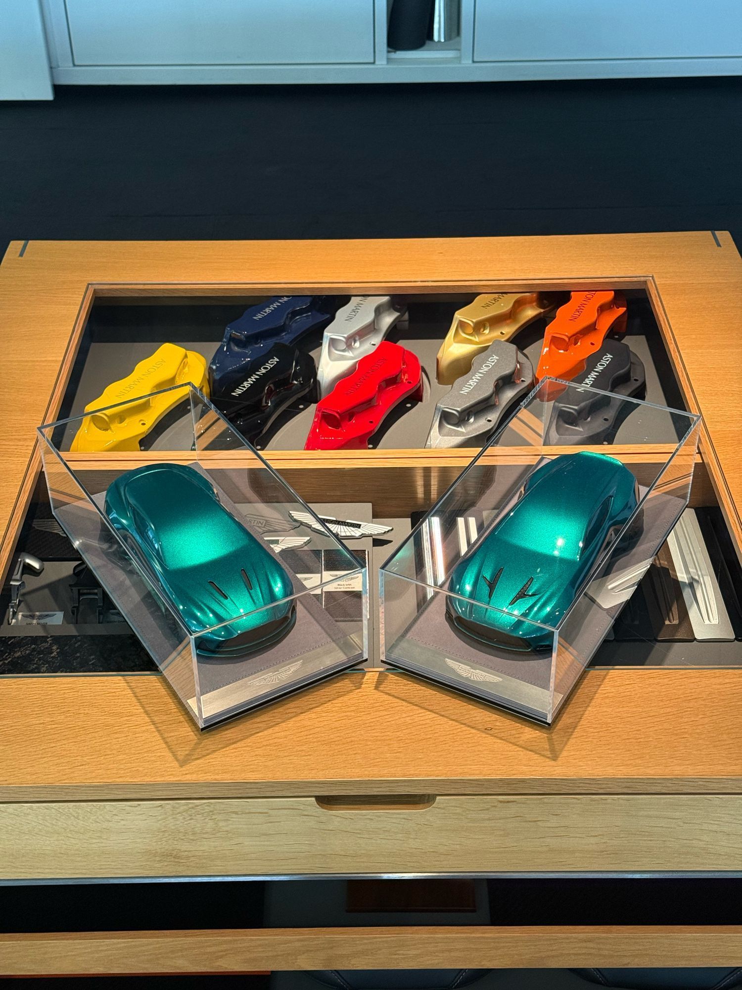 这种阿斯顿马丁车模帅不帅？ 