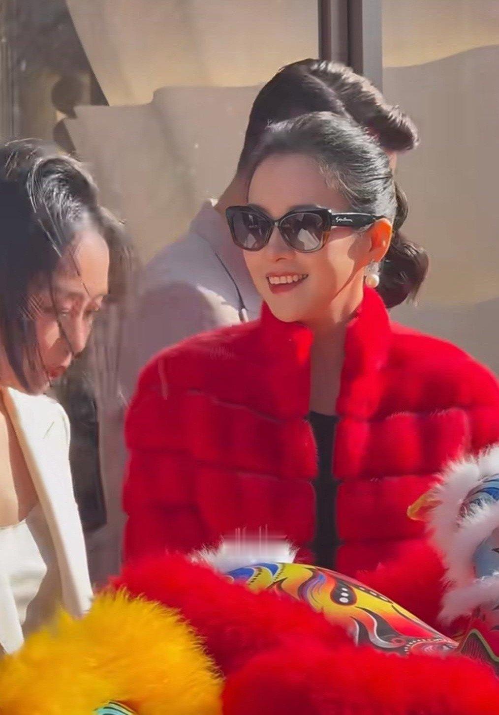 章子怡身穿红色皮草出席开业仪式，离婚后真的是人逢喜事精神爽 