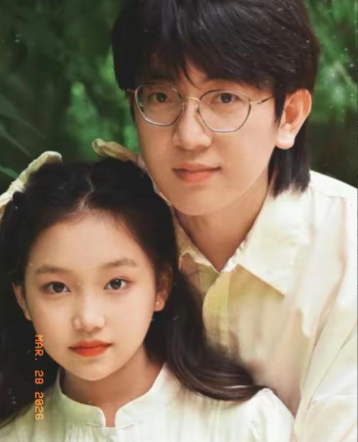 上海一男子领养了一个12岁的盲童女孩，花25万给他治眼睛，谁料女孩眼睛治好后，跪