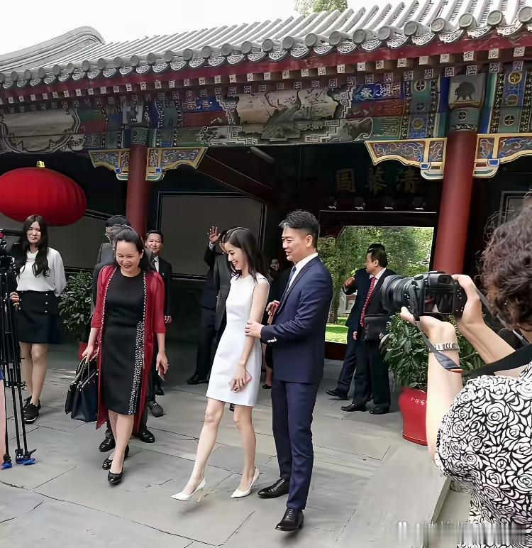 刘强东夫妇，太有爱了 