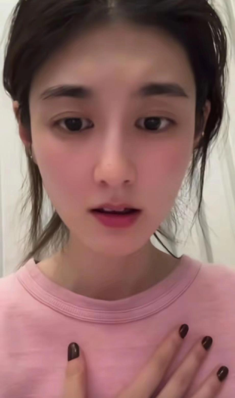 我一个心理医生朋友说，
韩沛颖脸上的状态，
已经不只是黑眼圈重了，仔细看会发现，