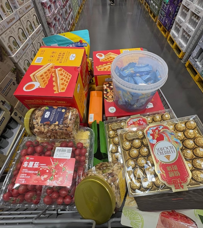 囤了一堆吃喝的，把台风“巴威”吓跑了，风平浪静，连雨都没有