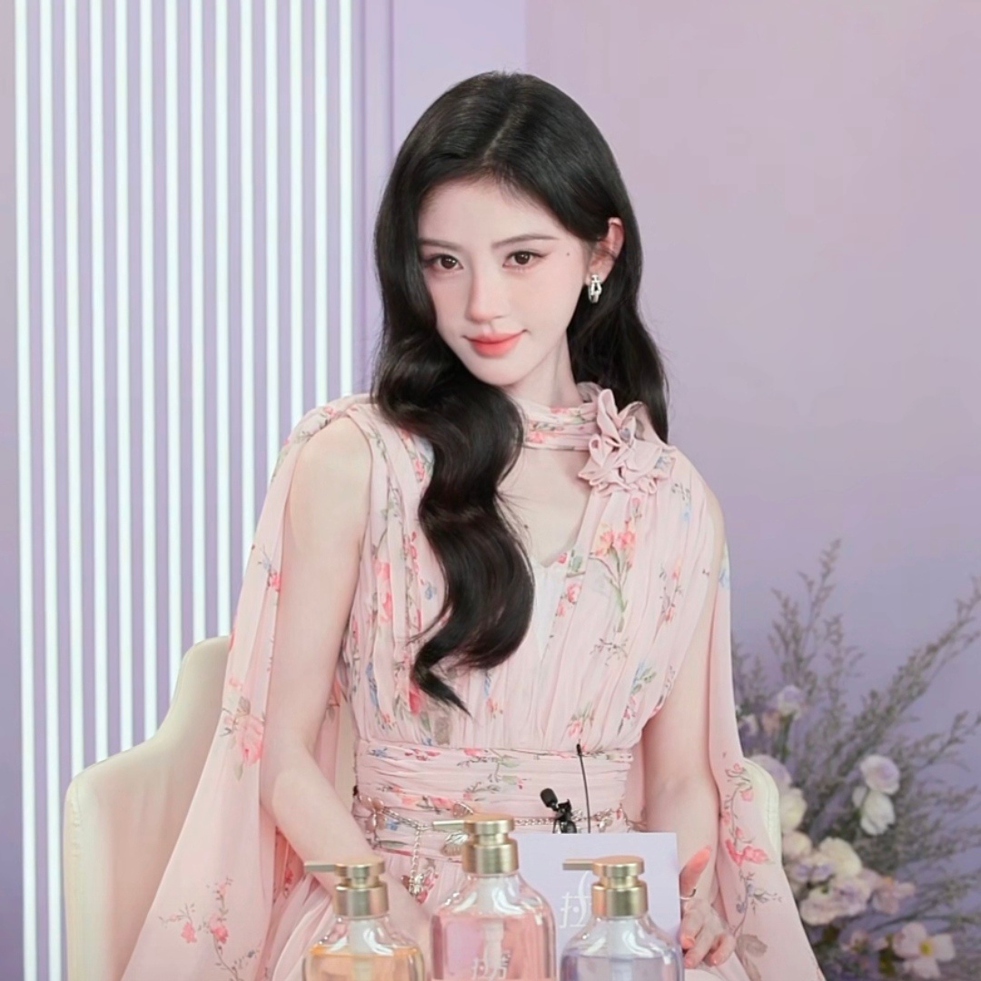 鞠婧祎直播美貌三连拍 ​​​