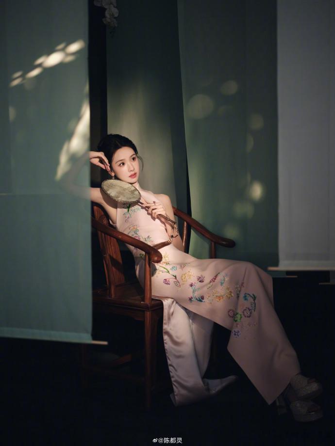 陈都灵网络视听盛典造型出图陈都灵粉色旗袍造型 陈都灵网络视听盛典造型大片出炉，粉