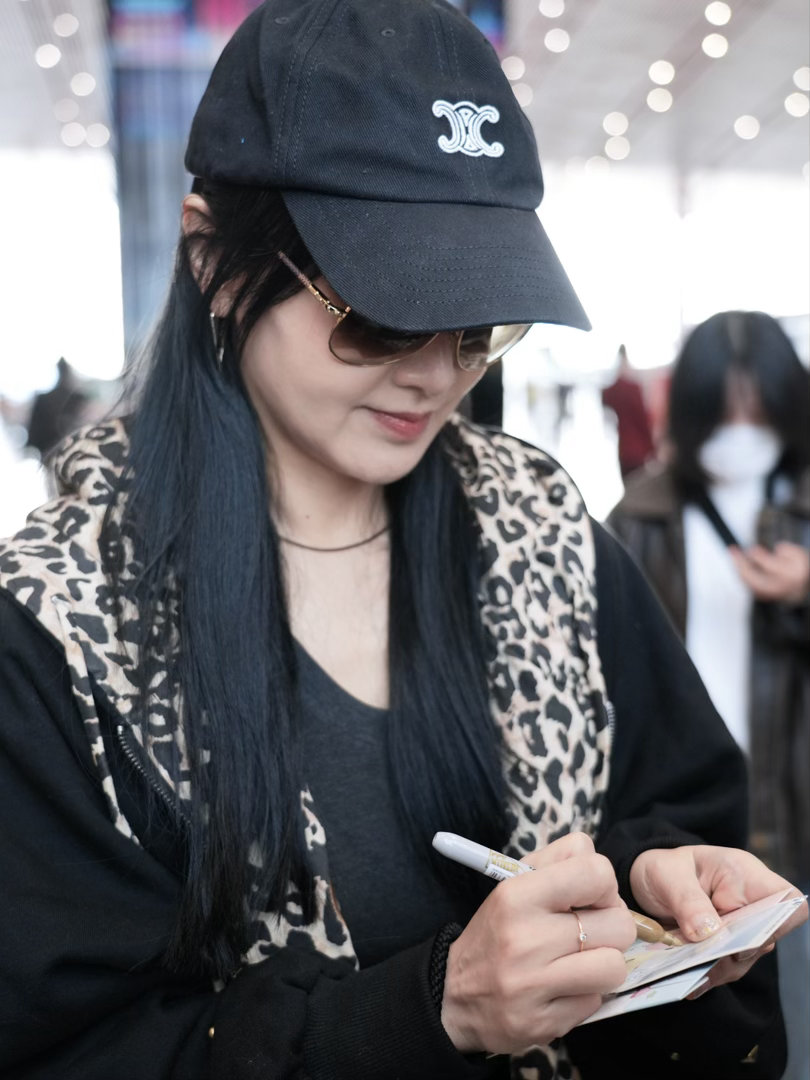 赵子琪以为机场粉丝是经纪人雇的赵子琪刚知道什么叫饭撒 内娱耿直姐确实没跑了。赵子