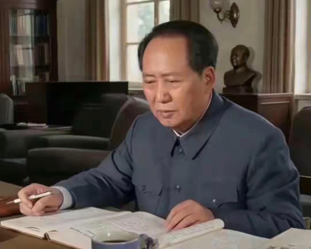 老照片太珍贵了，看看毛主席当年伏案工作的模样。 