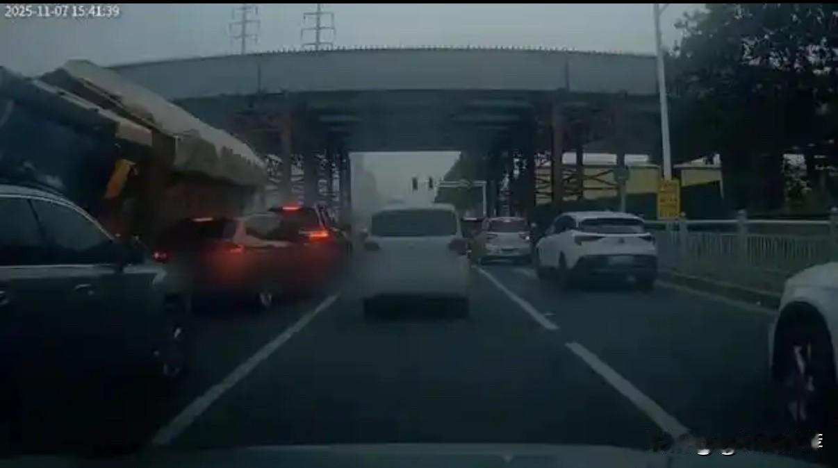 11月7日，山东烟台芝罘区一十字路口发生一起令人痛心的交通事故。一辆严重超载且非