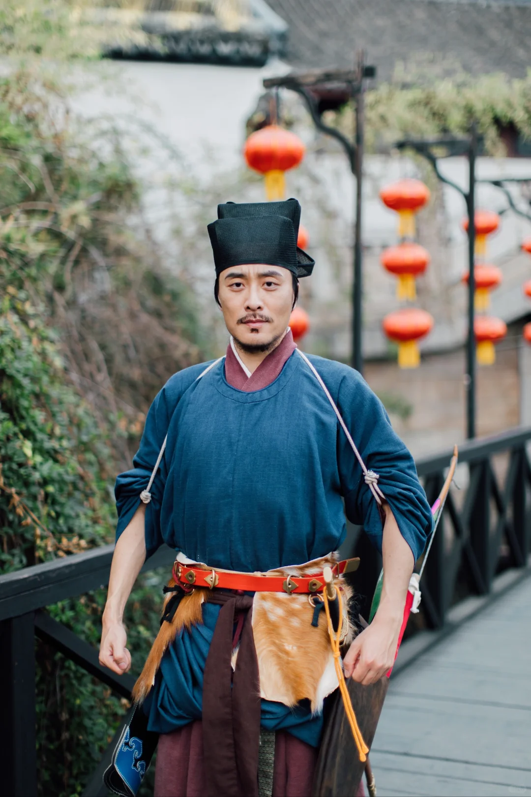 鹊画弓藏袋内，狼牙箭插壶中”宋武人造型