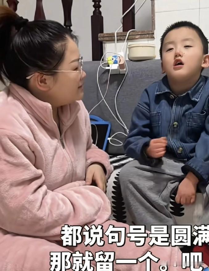 看nono的变化，短短几个月就胖了很多。还可以坐在沙发上 ，稳稳的不倒下来，真的