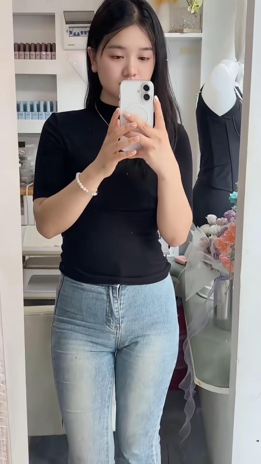 紧身牛仔裤的含金量有多高……牛仔裤yyds 今天穿搭是否在你的审美里 紧身牛仔裤