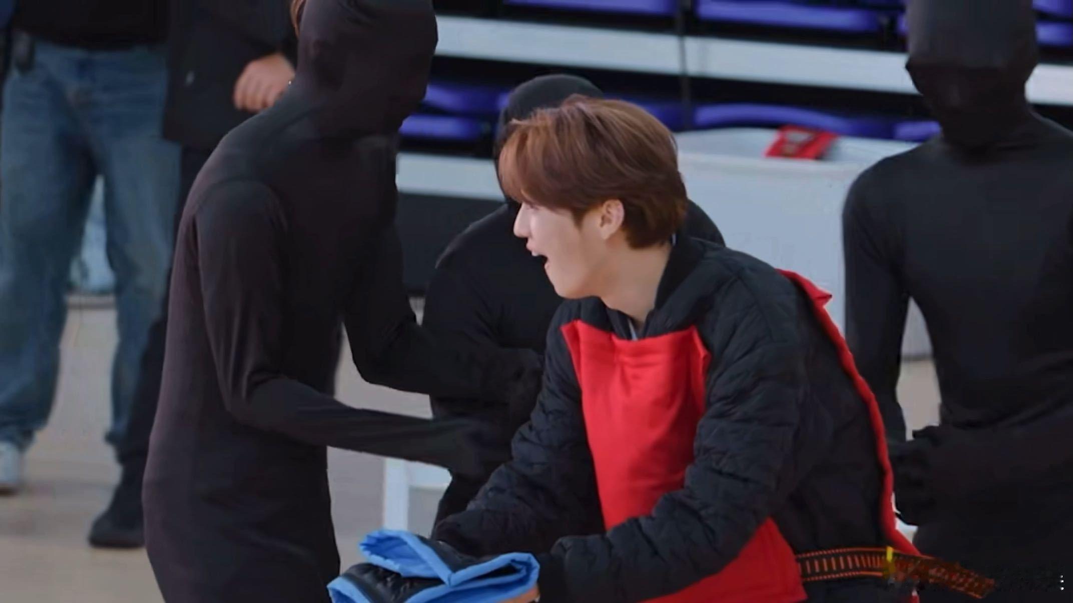 鹿晗看到高瀚宇跪下的反应高瀚宇给鹿晗跪下送衣服哈哈哈哈哈 笑死我了，高瀚宇跟鹿晗