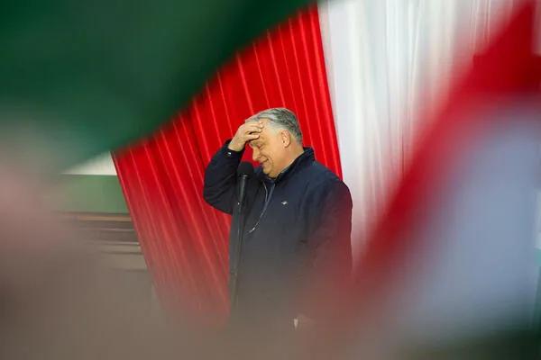 欧尔班刚认输，亲信连夜包机“跑路”！新总理撂狠话：别想跑！钱和人，都得留下！
