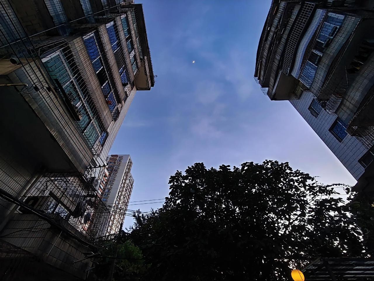 活到一定年纪才猛然惊醒：我们拼了命抓的钱、掏心掏肺要的爱、费尽心思维系的关系，其