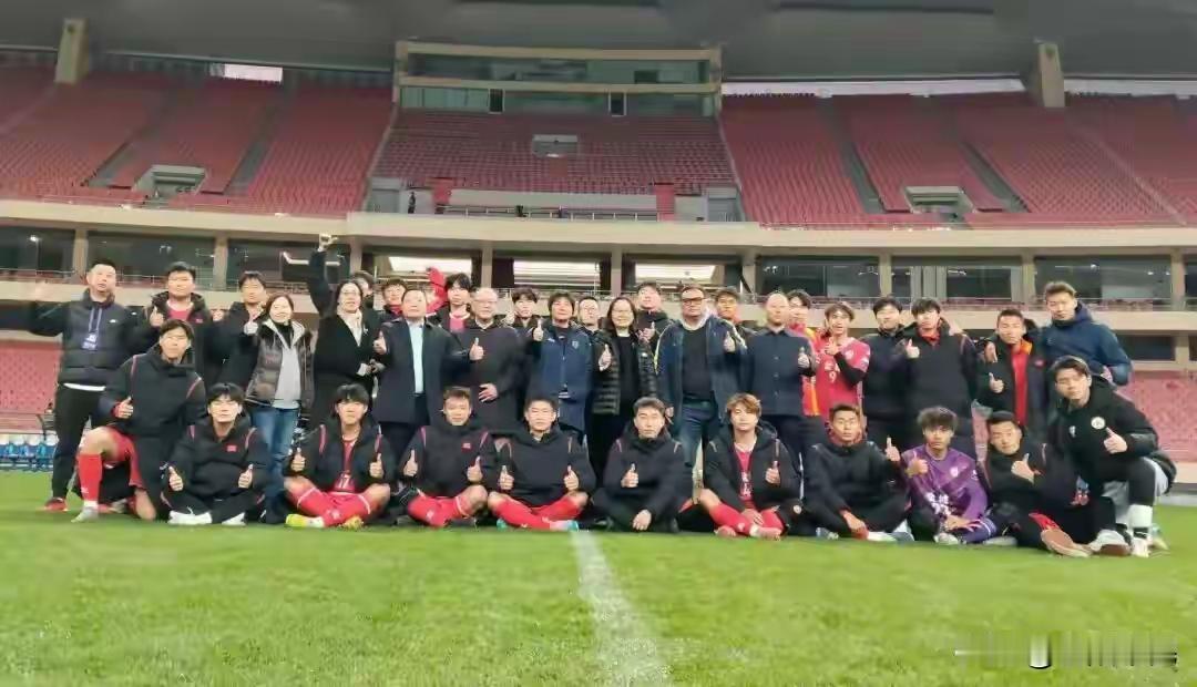 江苏盐城：今天，盐城队亮相上海虹口足球场！
12月14日，盐城足球队在上海虹口足