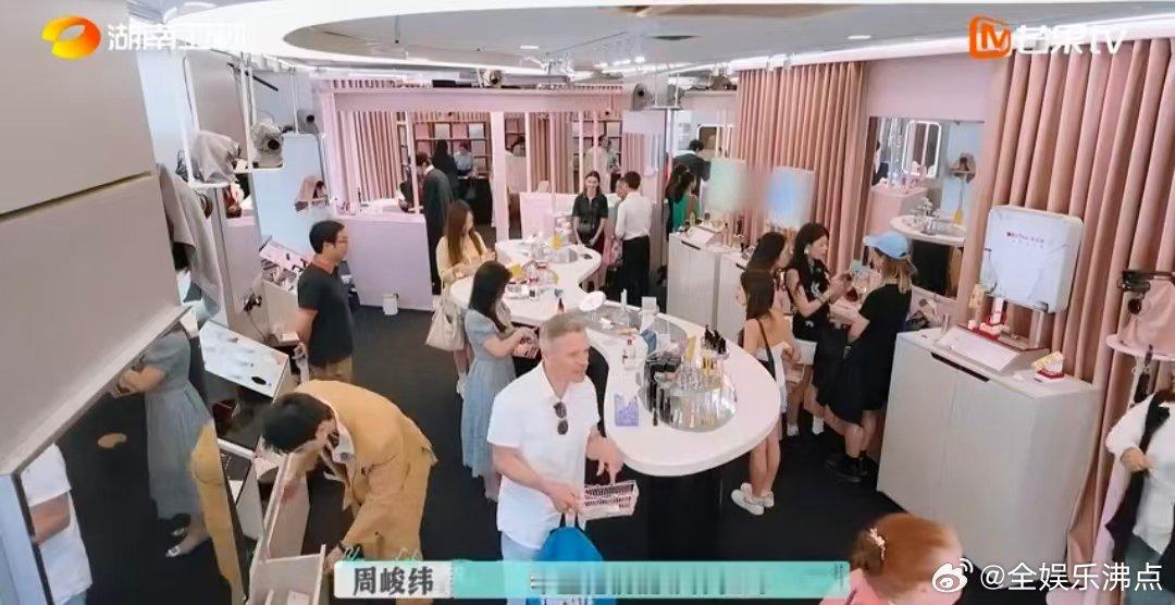 周峻纬鼓励西方顾客购物上大分巴黎合伙人 必须为的销售智慧点赞！在颜YANLAB店