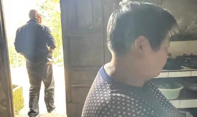贵州山区42岁的男人陈树，被妻子当众扇了一巴掌后，整整十年没跟妻子说过一句话。家