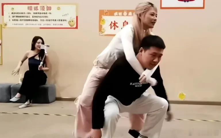 孙正这可是玩美了！有个惩罚是要孙正背煊宝做五个深蹲！不过孙正也忒直男了，背煊宝第
