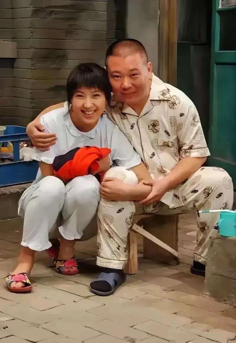 真没想到，郭德纲和闫学晶还有这么亲密的时候！两人穿着睡衣就拥抱在一起了，这要不是