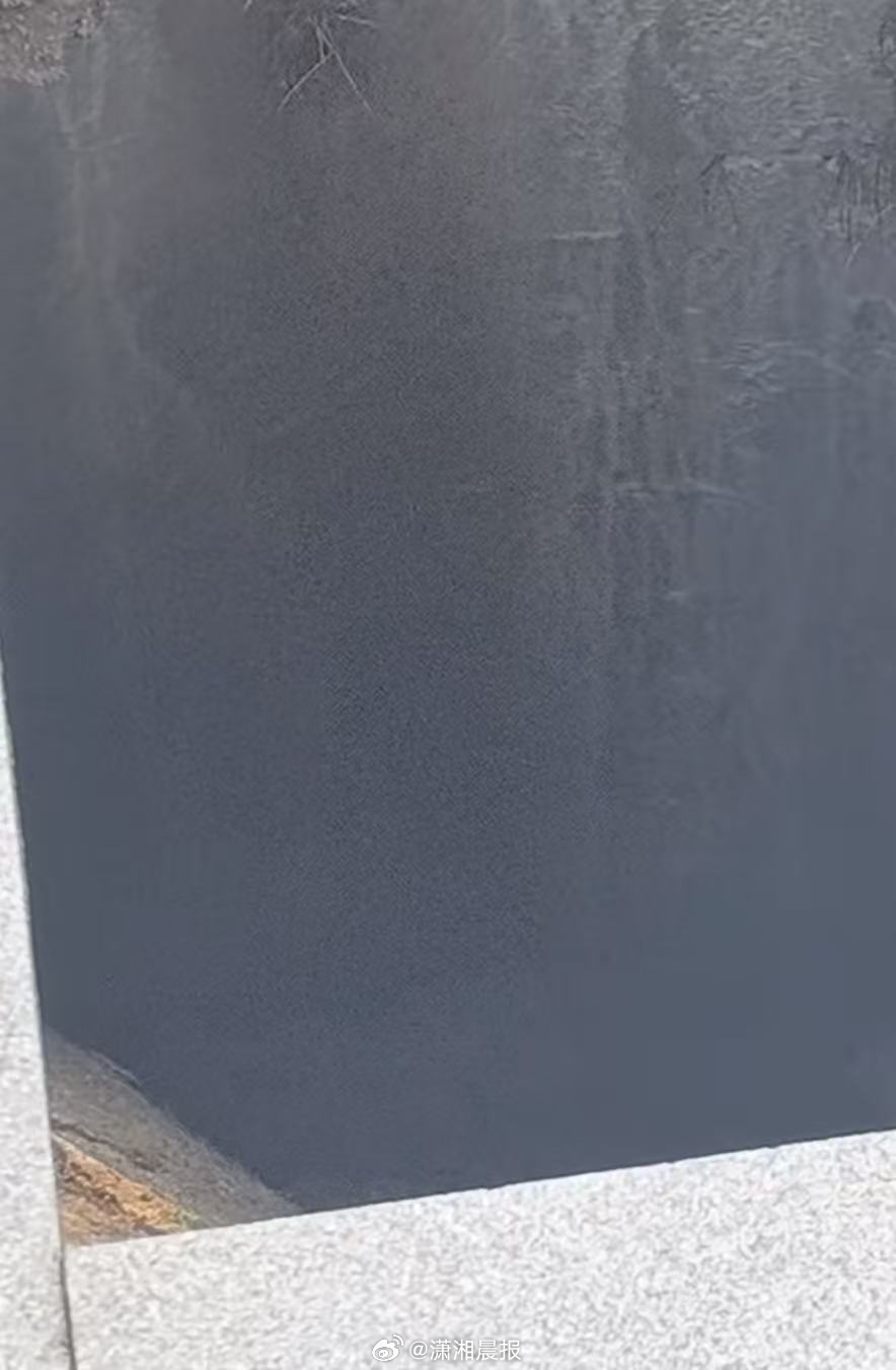 #武汉一人行道地砖突然掉落后现深井#【“连人带地砖往下漏！”武汉一人行道地砖突然