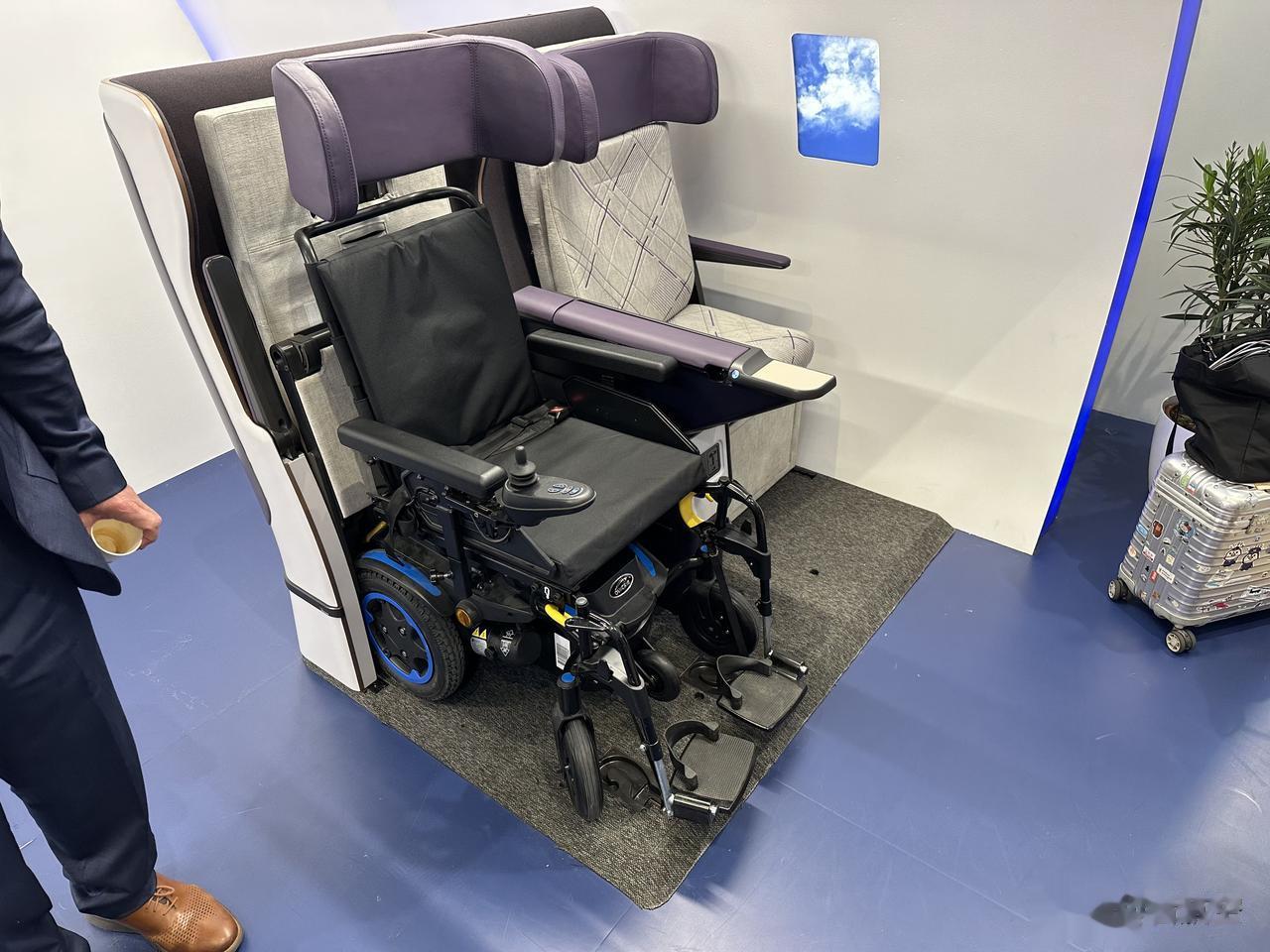 达美航空旗下的机上产品研发部门展出了一款搭载了Air4All轮椅固定系统的机上座