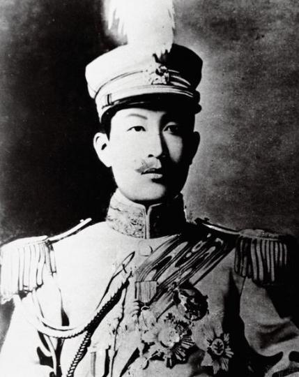 1904年，22岁的蔡锷迎娶29岁的刘长姑，怎料花轿临门，新娘誓死不嫁，蔡锷下不