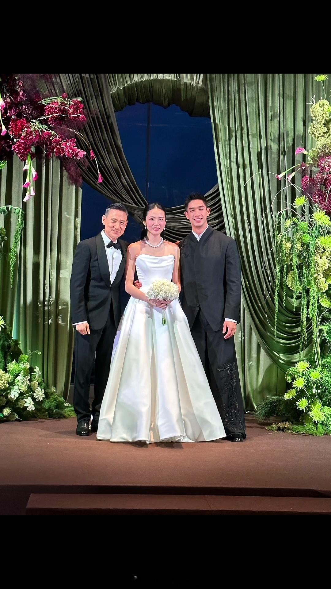 退一万步 参加婚宴的照片不给看但真不能出一本张学友画册卖吗！ 