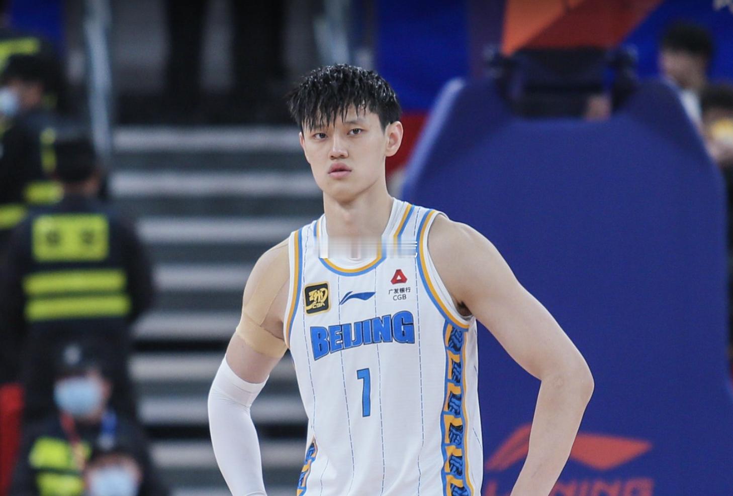 曾凡博正式完成注册，和北京队完成三年B类合同续约。看样子，元旦期间应该就能完成赛