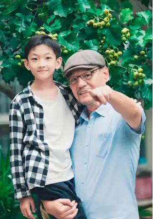 2002年，演员巍子把儿子王紫逸送到国外去留学，没想到儿子三天两头向巍子要钱，巍