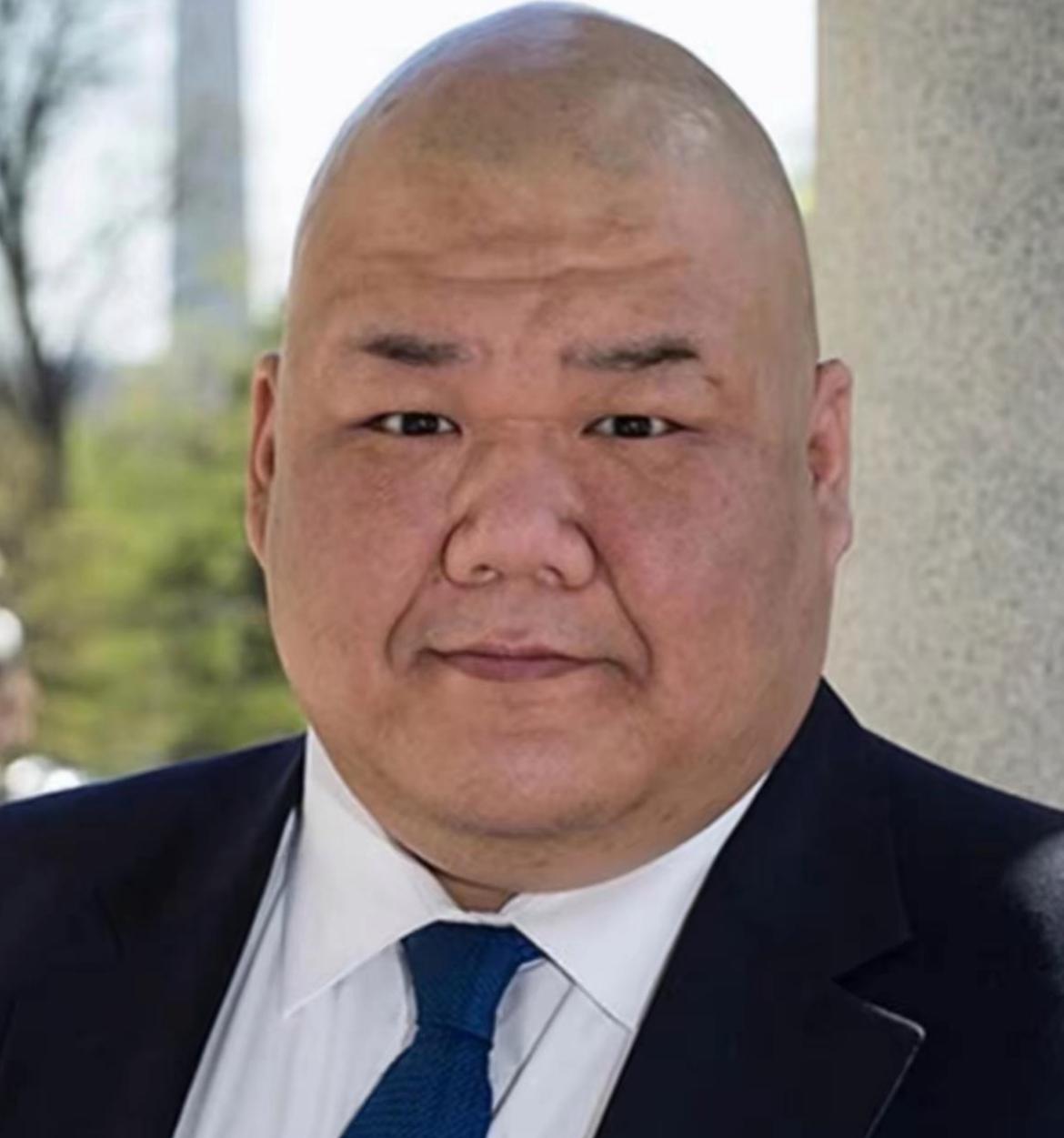 一看就是牛人！这位光头胖子叫张振熙，他的亮点可真太多了。

张振熙居然瞬间上热搜