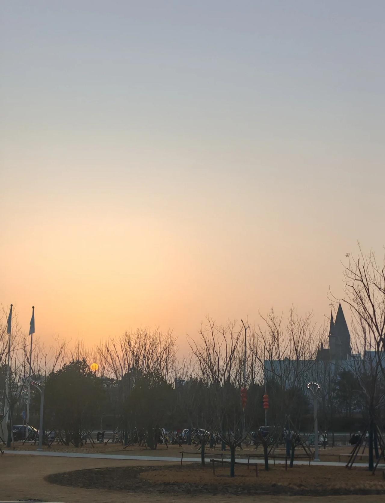 平静比爱重要多了
日落就是日落
不会因为日出日落晴天雨天有任何情绪
好多事情总是