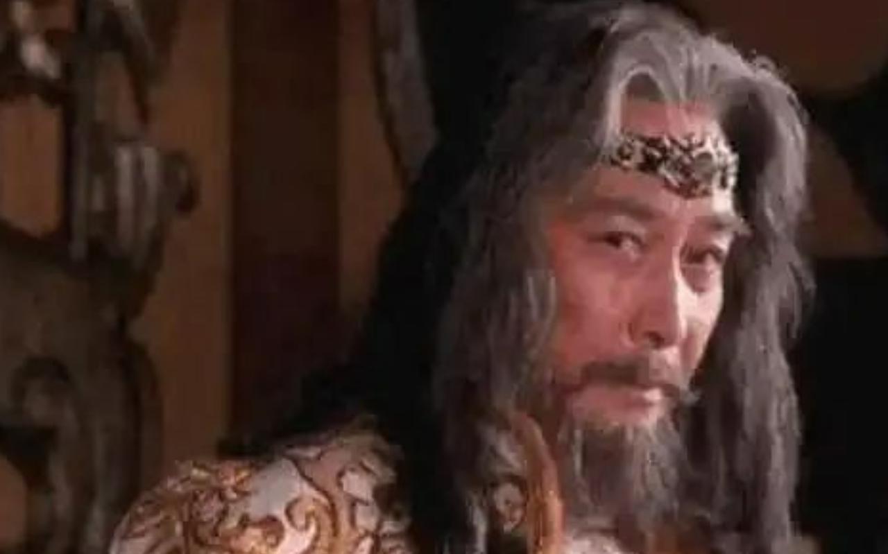 公元386年，魏王拓跋珪不可救药地爱上了自己的二姨贺氏。母亲献明皇后极力反对：“