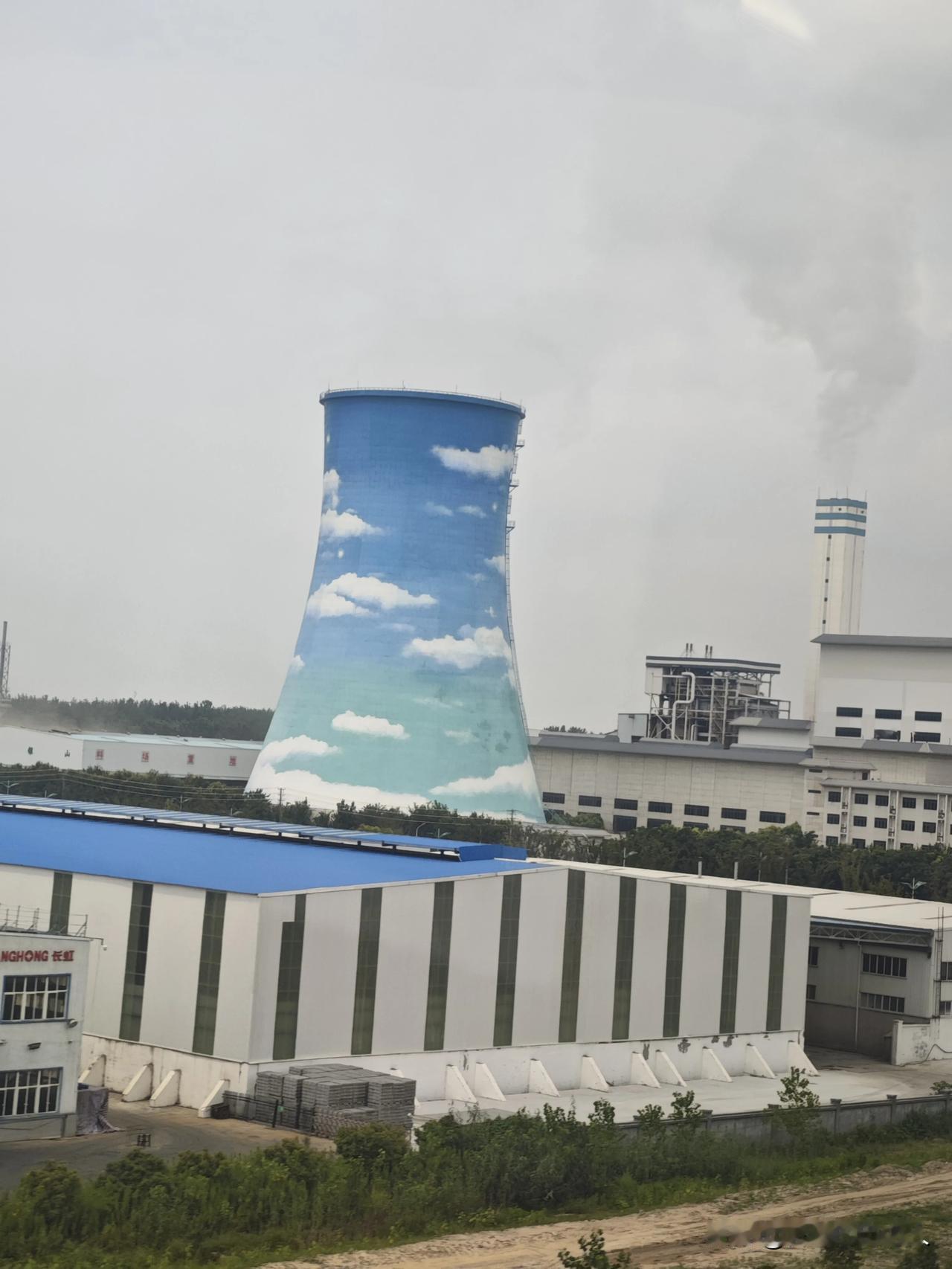 路过光大淮安电厂，凉水塔很有诗情画意。很多人都知道中国电力很牛，装机和发电世界第