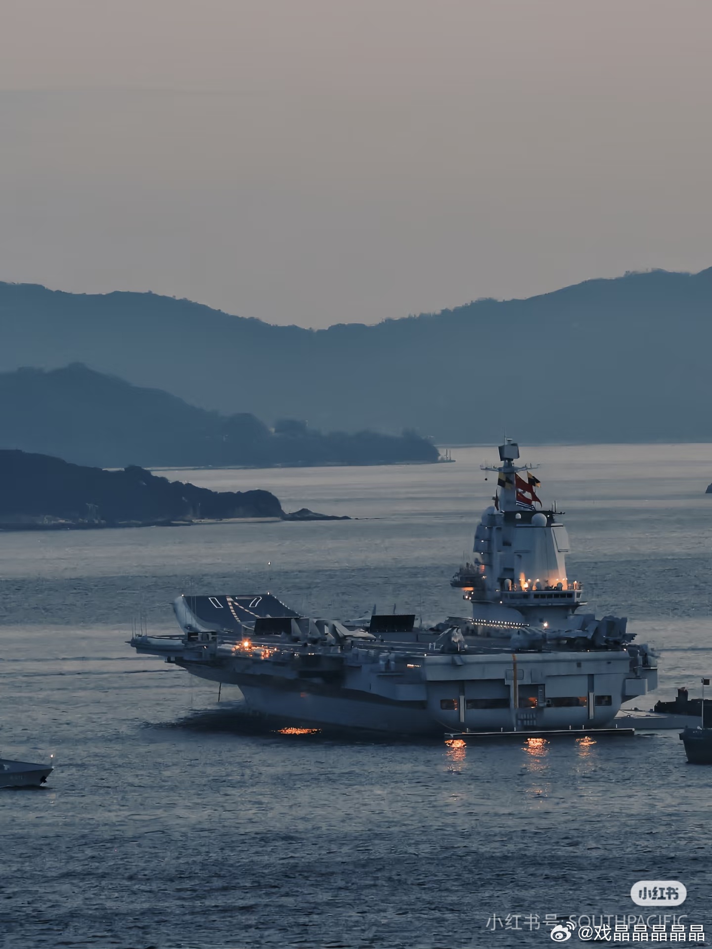 夜幕下的山东舰，停泊在维港，像一座海上城堡。 ​​​