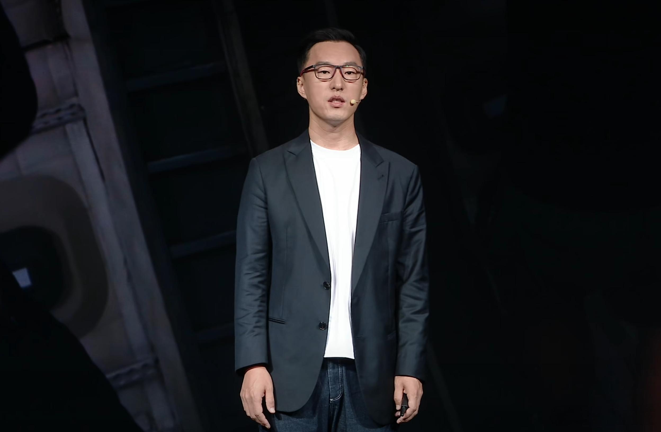 知名摄影指导王博学、国际电影大师米兰达依次登台，直观展现了荣耀RobotPhon