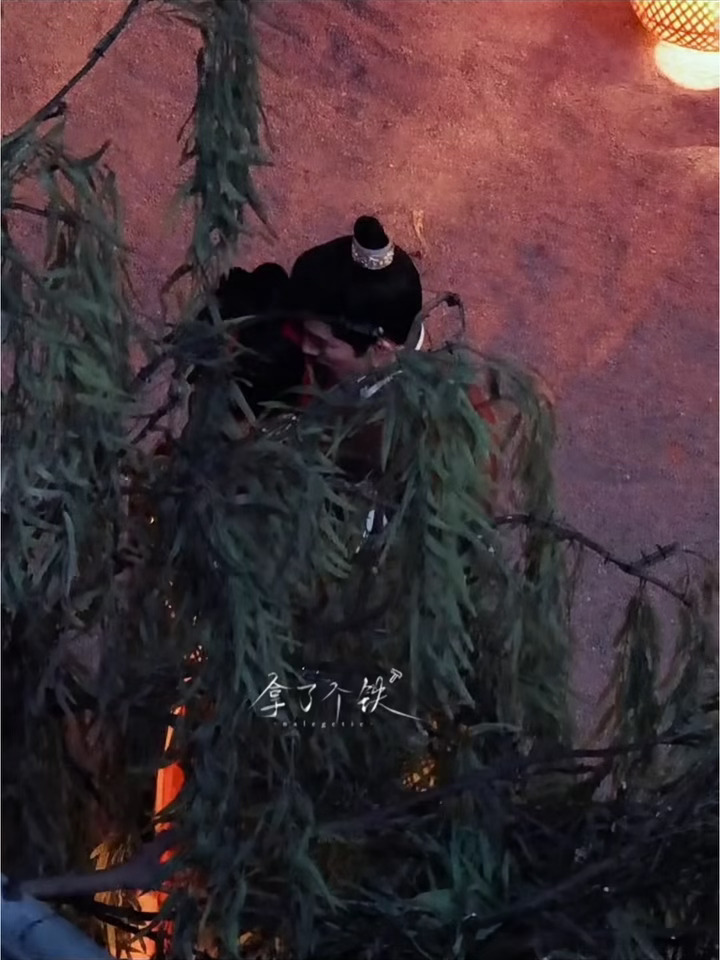 戏内第一个拥抱路透来了！这个拉扯感有点意思啊[流鼻血][流鼻血]王星越章若楠拥抱