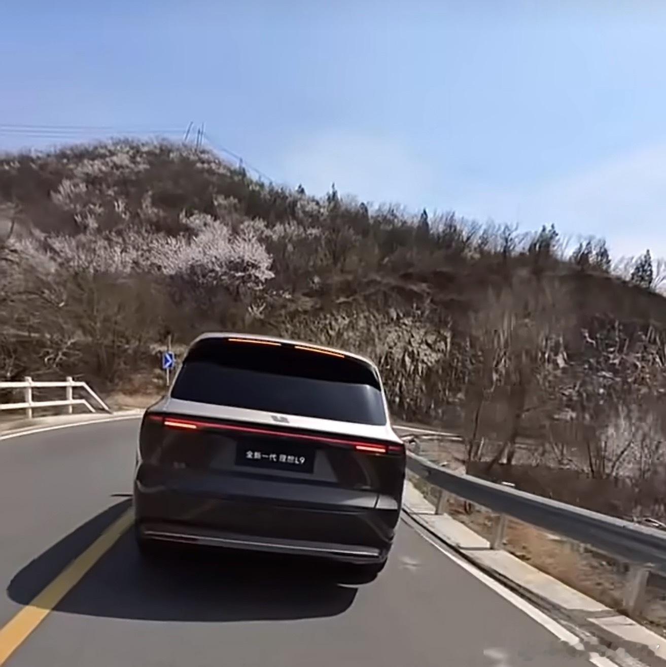 刷到全新理想L9的路试实拍了！一眼就被这个贯穿式尾灯拿捏了从车尾看，整体线条还是