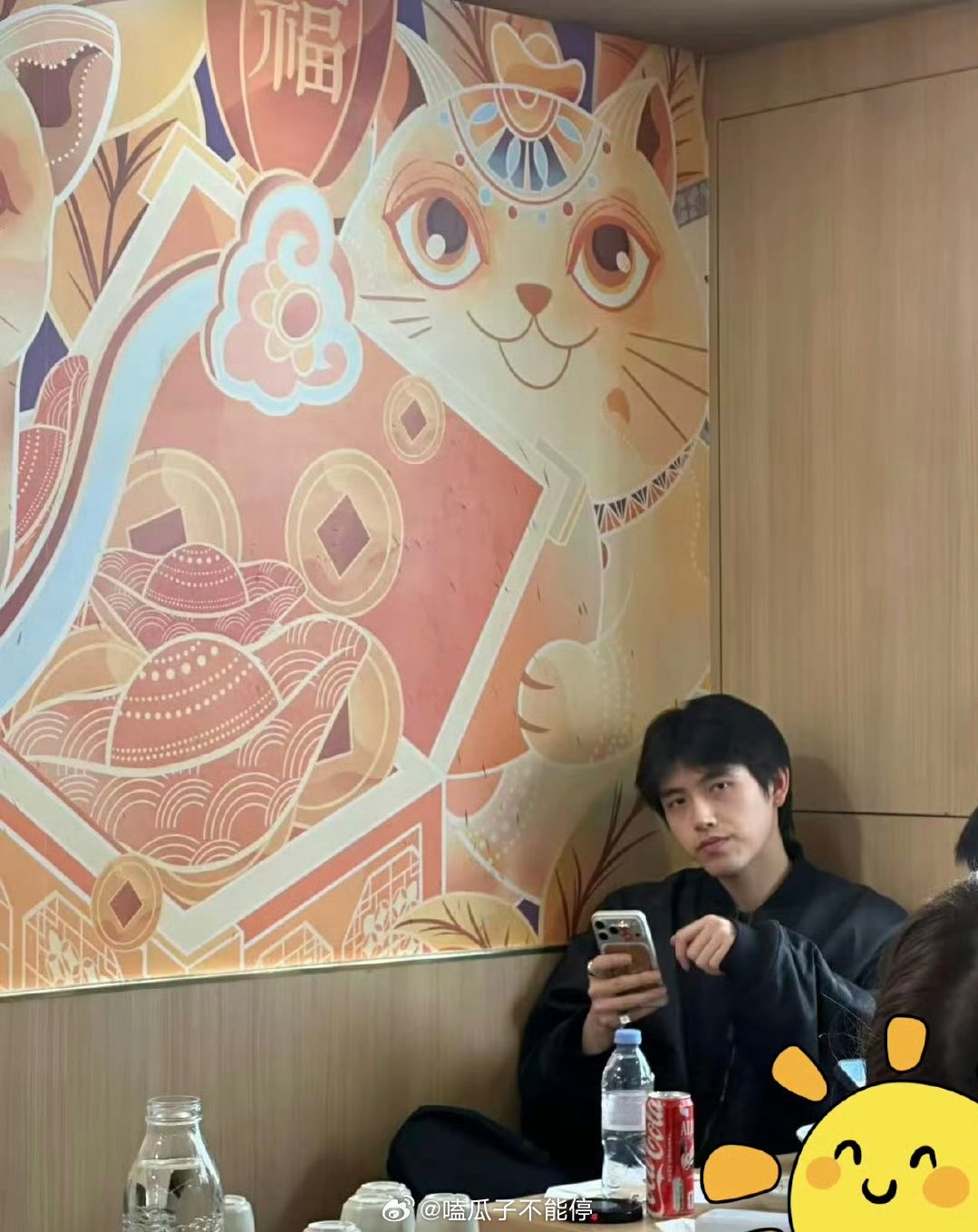 路人巴黎偶遇陈飞宇，飞宇还给打招呼比✌🏻了 