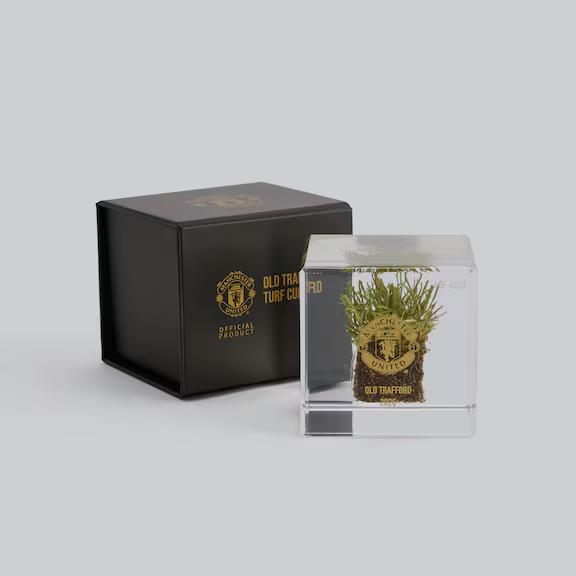 最近，英超的曼联俱乐部发起了一项纪念品出售计划，出售的是老特拉福德球场换下来的草